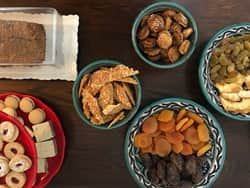 חדר ישיבות קטן - שולחן כיבוד